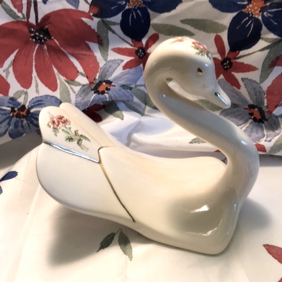 Ceramic SWAN Finger Tip Towel Holder Signed by Ann in 1984 Cream W/Pink Flowers - Picture 3 of 6
